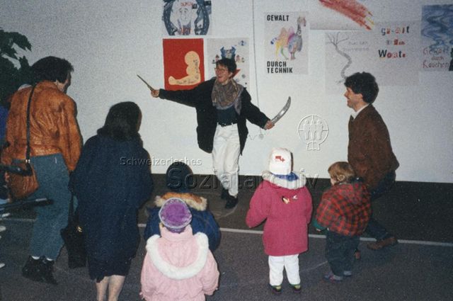 Messestand, evt. an der OFFA 1994 in St. Gallen - Frau bei einer Präsentation