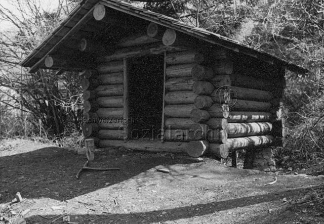 "Waldspielplatz Domat-Ems" - Holzhütte; 1981