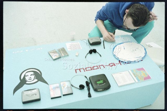 Urs Lehmann, biopop, malt bei der Installation "tape for transphere" von Stini Arn und Nicoletta Wartmann