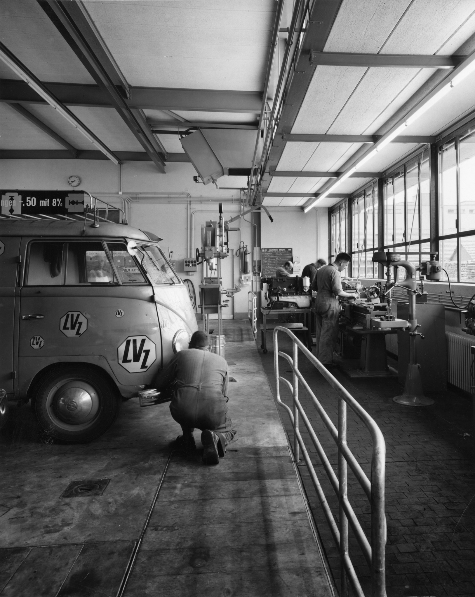 Mechaniker am Arbeiten in einer Auto-Reparaturwerkstätte des Lebensmittelvereins Zürich