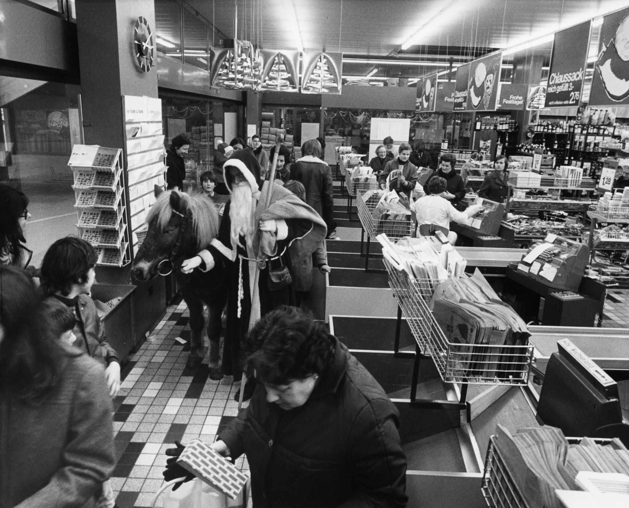 Nikolaus mit Esel neben Kunden in einer Supermarkt-Filiale