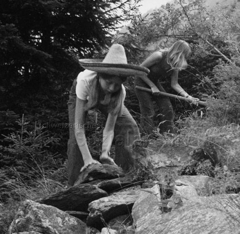 "Aktion 7, Selma" - Zwei Jugendliche bei Arbeiten im Wald; um 1975