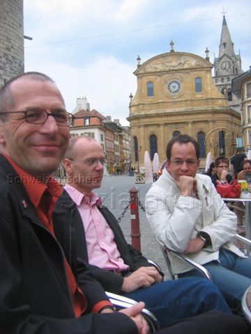 Generalversammlung des Pink Cross (22.04.2006, Yverdon-les-Bains) – Rolf Trechsel (links), Vereinsmitglieder nach der Generalversammlung in der Altstadt