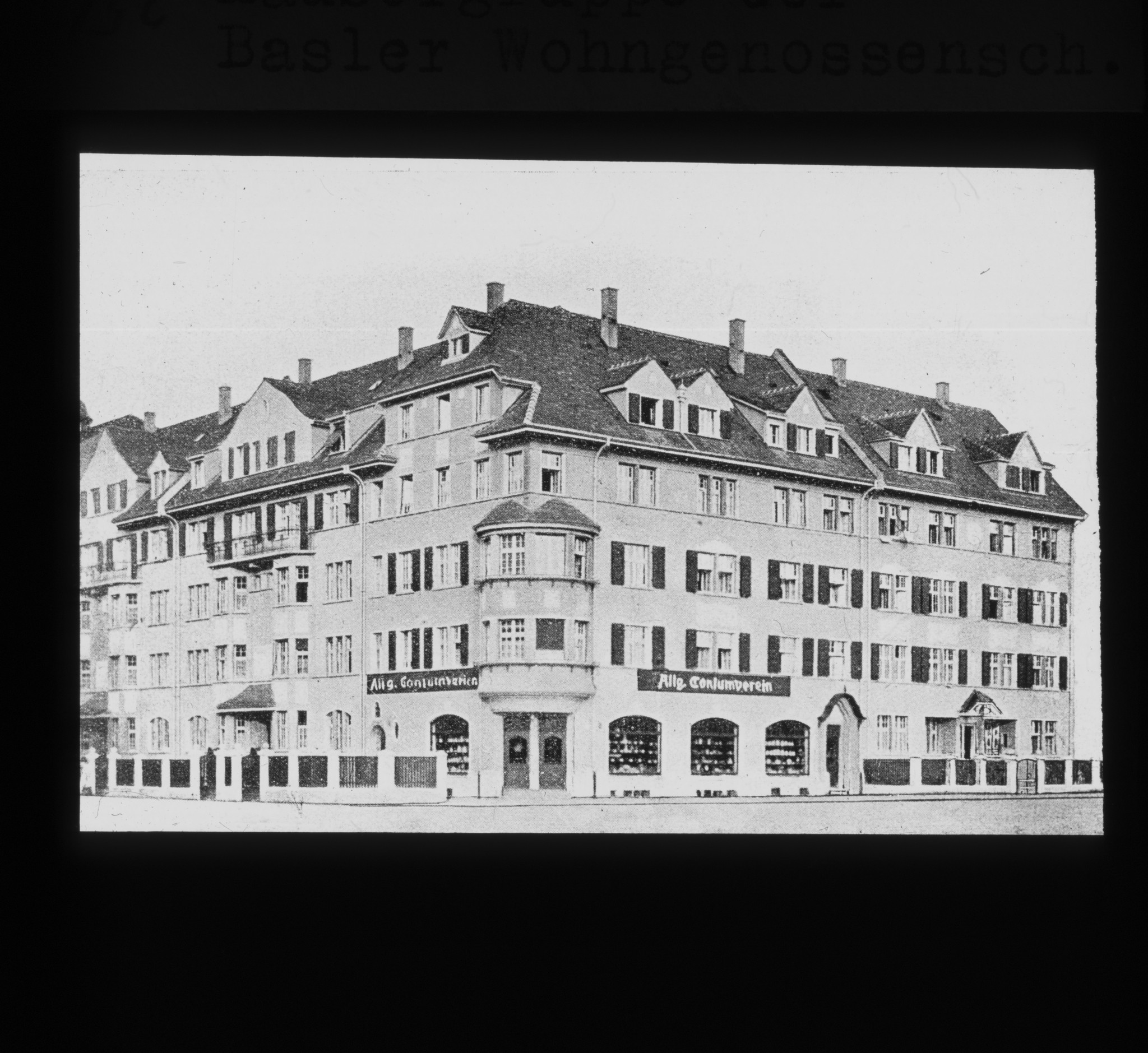Dia: Häusergruppe der Basler Wohngenossenschaft, im Erdgeschoss Filiale des Allg. Consumvereins; Aussenansicht.