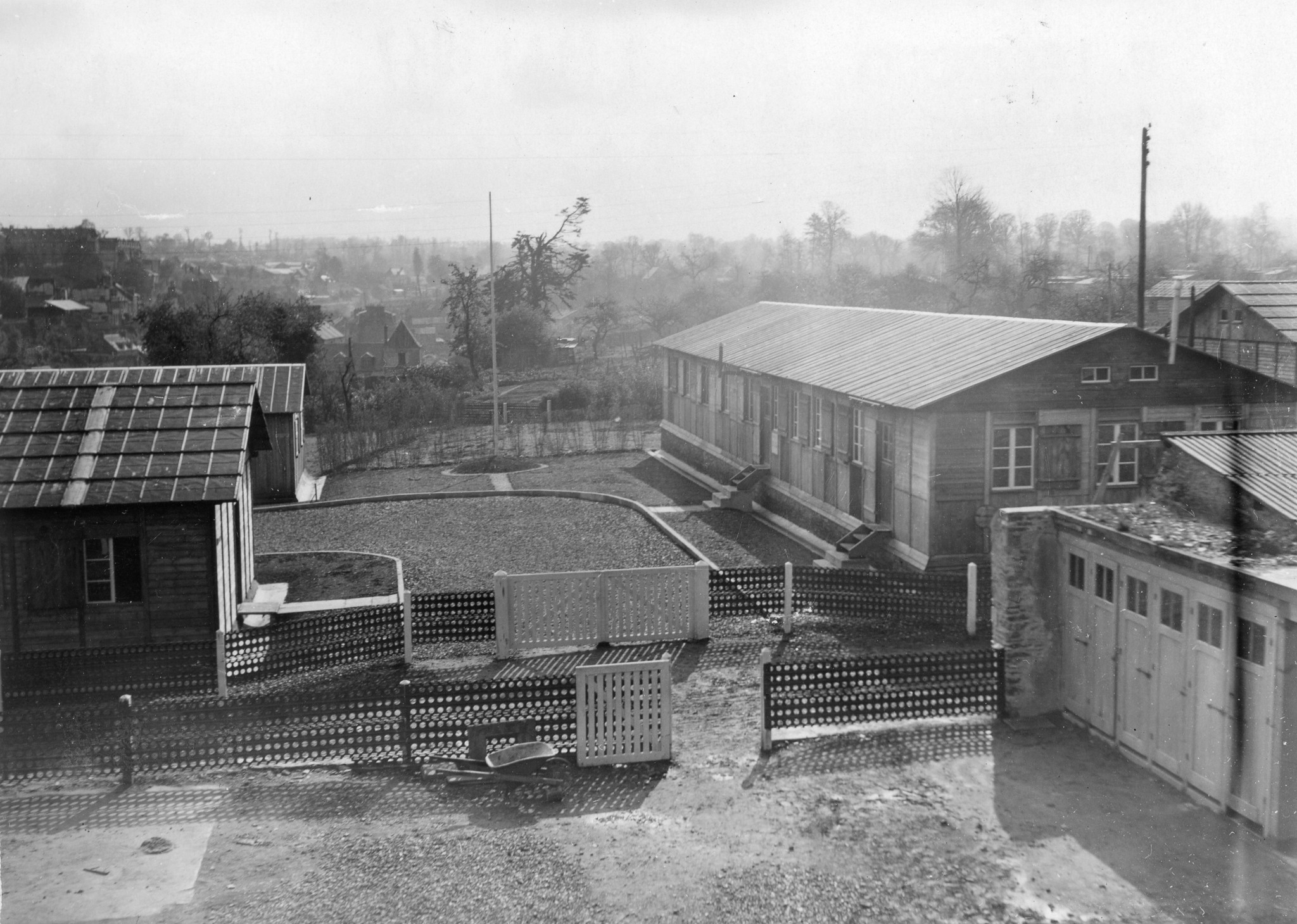 "L'entrée du Centre vue de la Buanderie"; Eingang des Zentrums aus der Sicht des Wäscheservice