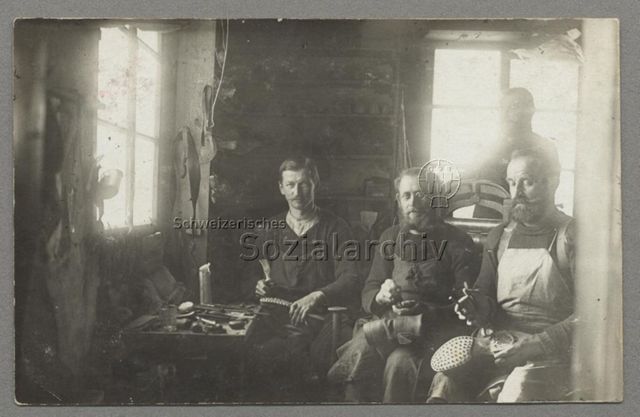 Schuhmacher in der Werkstatt, um 1910