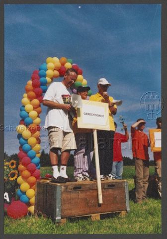 Aktion der HAZ: "Rainbow-Wolke of Love" im Vorfeld der kantonalen Abstimmung zum Partnerschaftsgesetz (08.09.2002)<br>