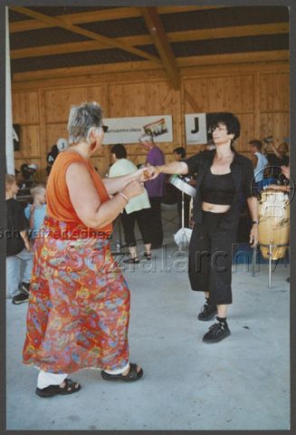Aktion der HAZ: "Rainbow-Wolke of Love" im Vorfeld der kantonalen Abstimmung zum Partnerschaftsgesetz (08.09.2002)<br>