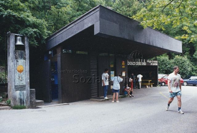 Bosco della Bella, Feriendorf für kinderreiche Familien - Bushaltestelle, wartende Reisende; 1997