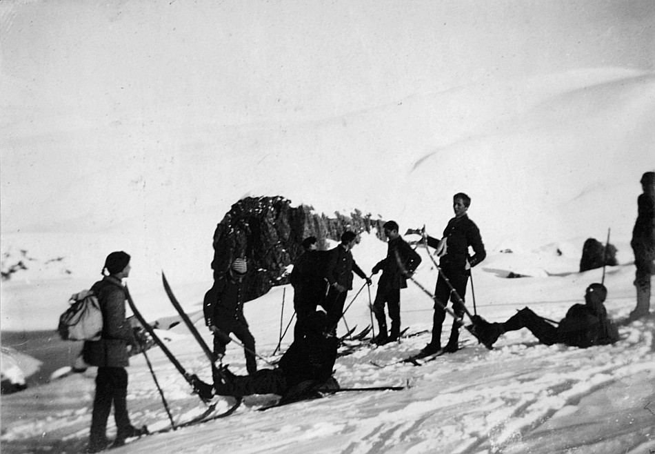 In den Reckholdern: Rastende Wandervögel auf dem Schnee mit den Skis und mit den Rucksäcken (1920)