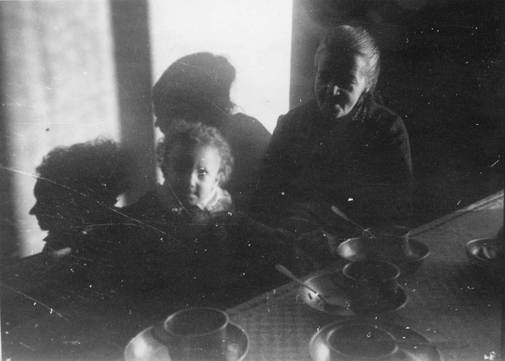"Venaria Okt. 1946. Grossmutter und Enkel."