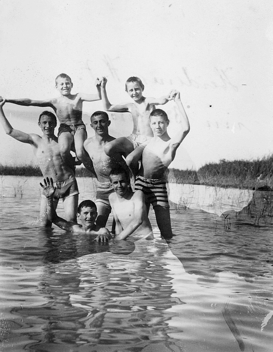 Wandervögel der Ortsgruppe Heiden: Wandervögel bilden einen Menschenturm im Bodensee (1918)