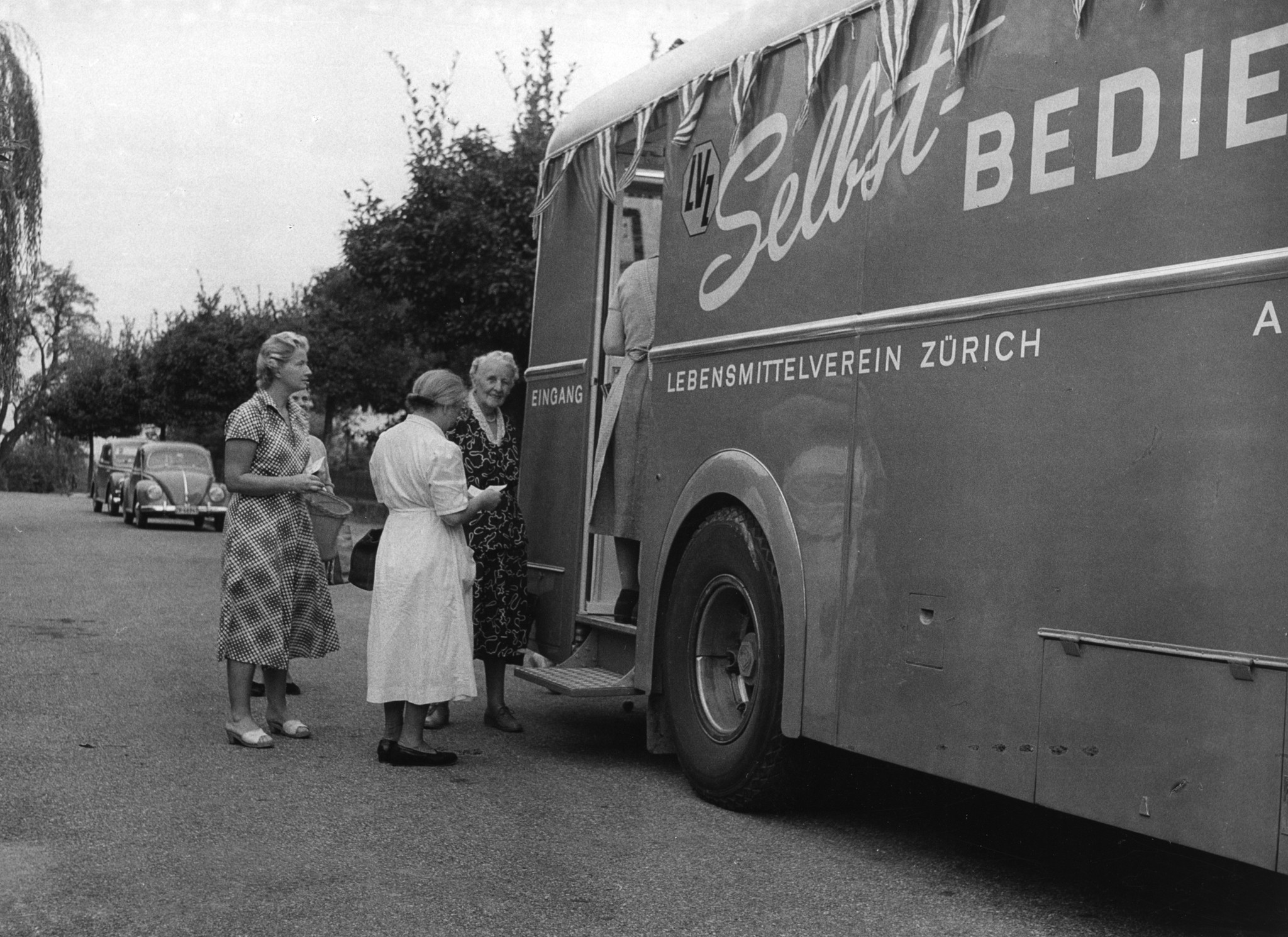 Lebensmittelverkauf ab Wagen: Frauen stehen an zum Einkaufen