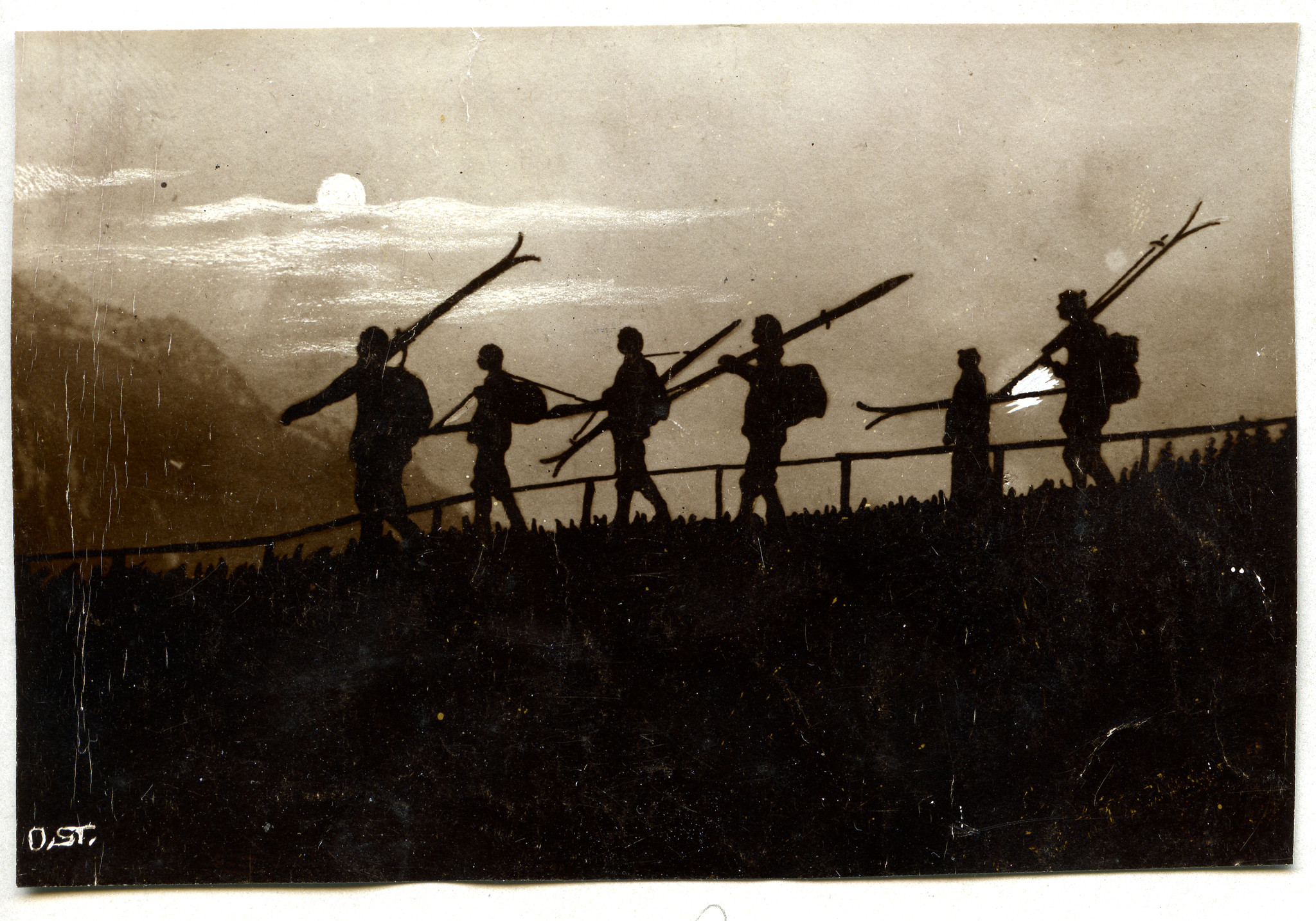 Wandervogel-Ortsgruppe Aarau: Wandervögel tragen Skis auf den Schultern (vermutlich Skitour) (1912)