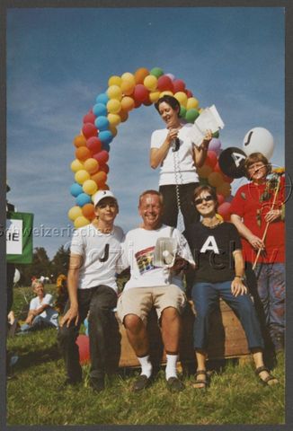 Aktion der HAZ: "Rainbow-Wolke of Love" im Vorfeld der kantonalen Abstimmung zum Partnerschaftsgesetz (08.09.2002)<br>