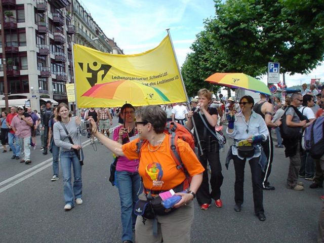 Pride Romande 2004 (10.07.2004, Genf) – "LOS – Lesbenorganisation Schweiz LOS / Organisation suisse des Lesbiennes LOS", Regenbogenregenschirm