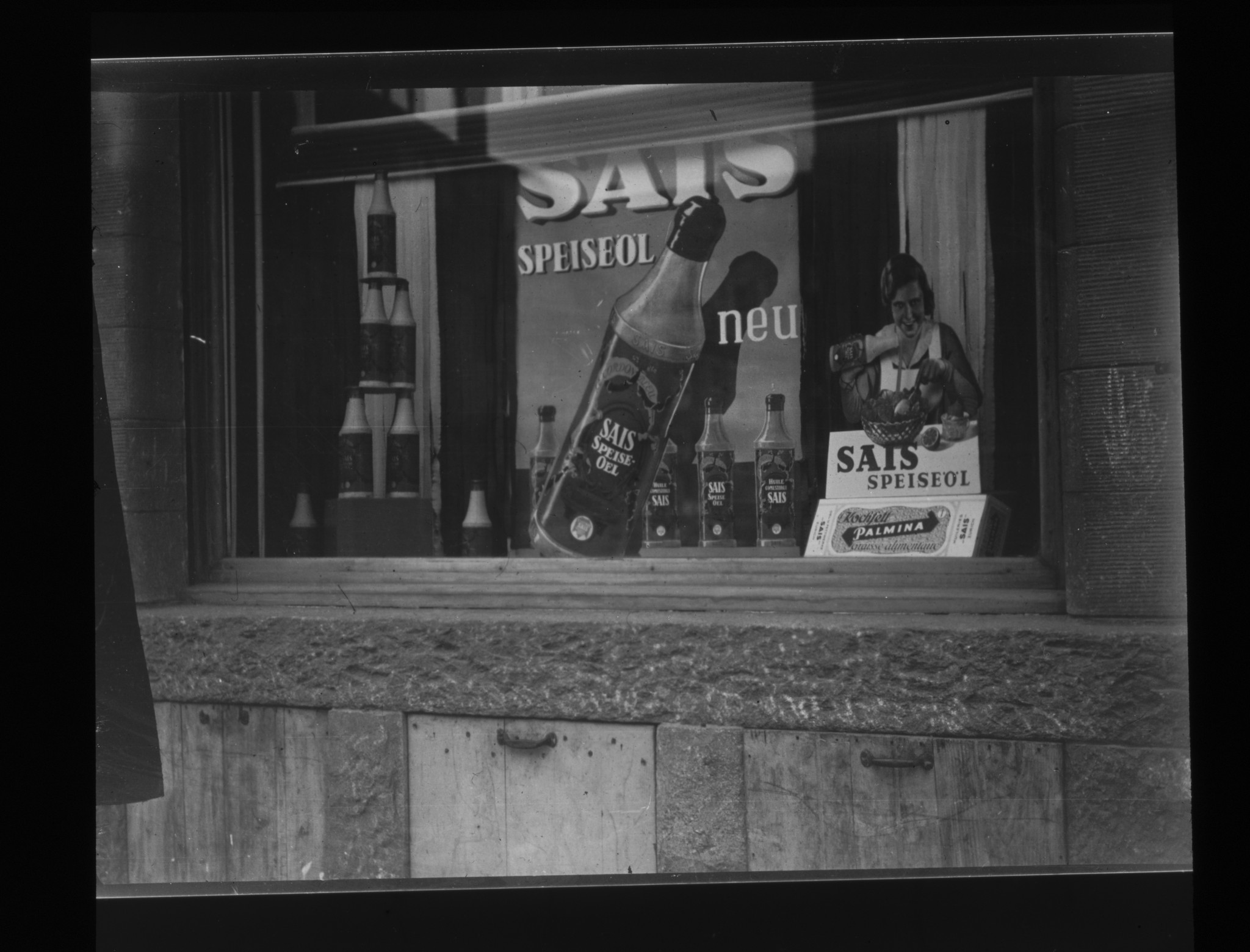 Dia: COOP/LVZ-Filiale: Schaufenster mit Werbung für SAIS-Speiseöl.