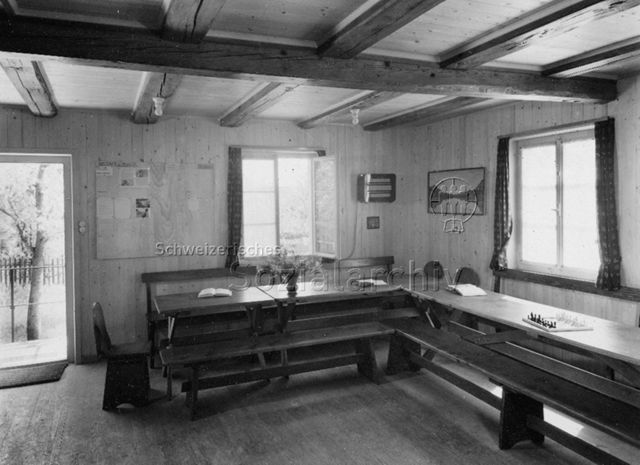 "Jugendhaus Otelfingen" - Ansicht Innenraum mit Tischen und Bänken; um 1960