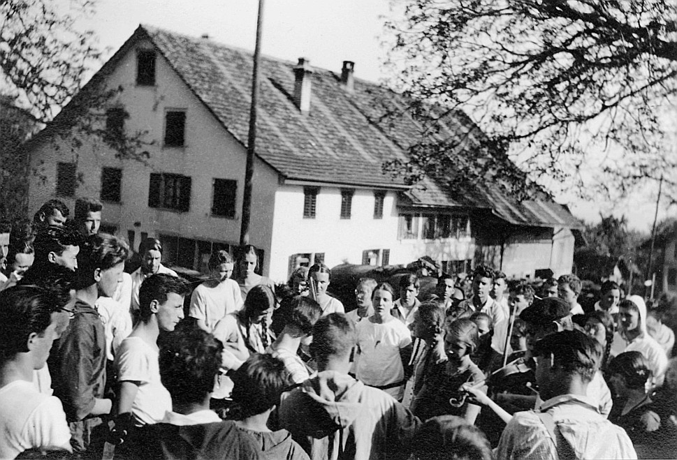 Versammelte Wandervögel an der Wandervogel-Landsgemeinde in Islisberg - Zwei Wandervögel spielen Geige (1928)