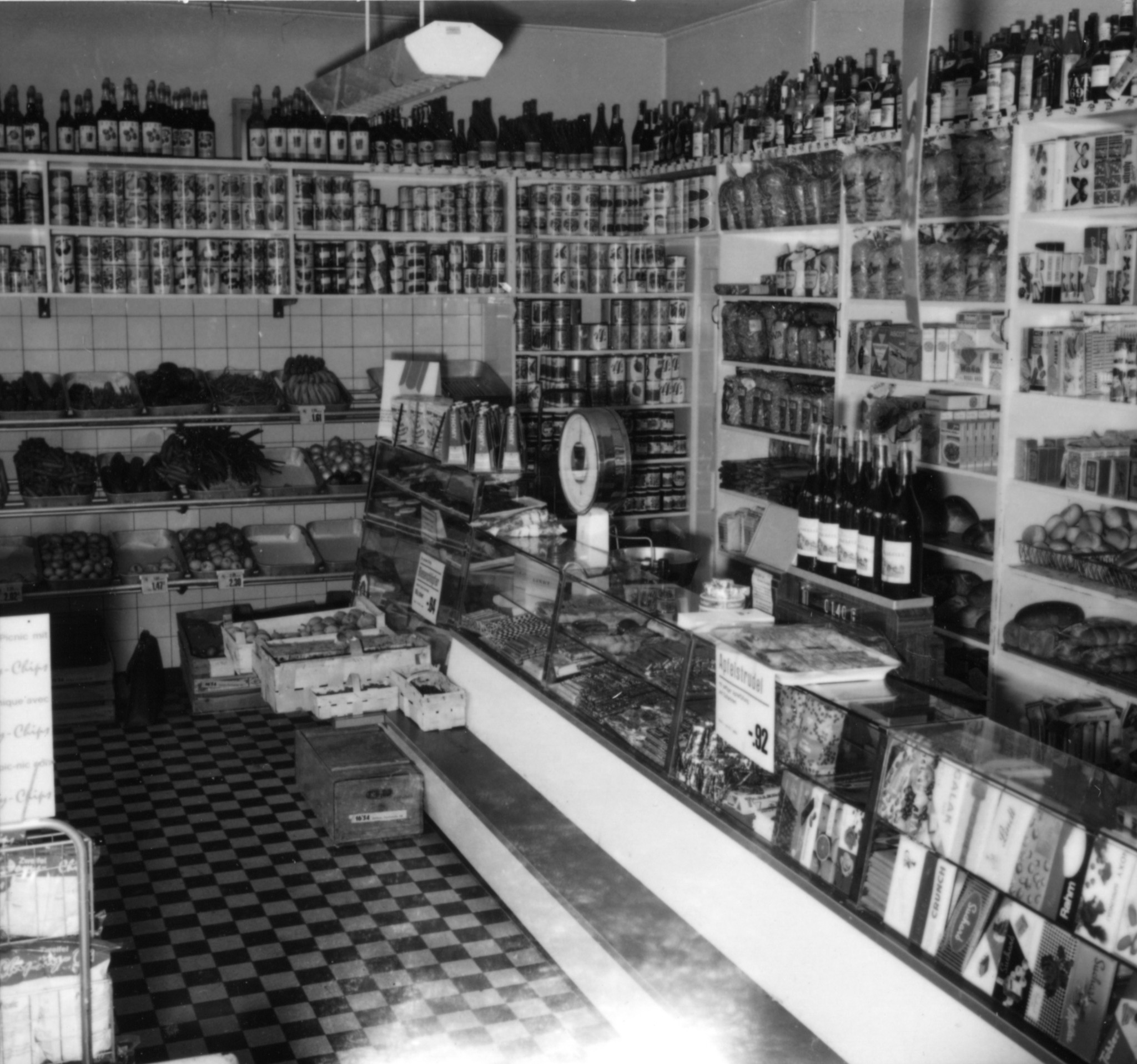 Laden des Lebensmittelvereins Zürich an der Forchstrasse 104 in Zollikerberg: Innenansicht
