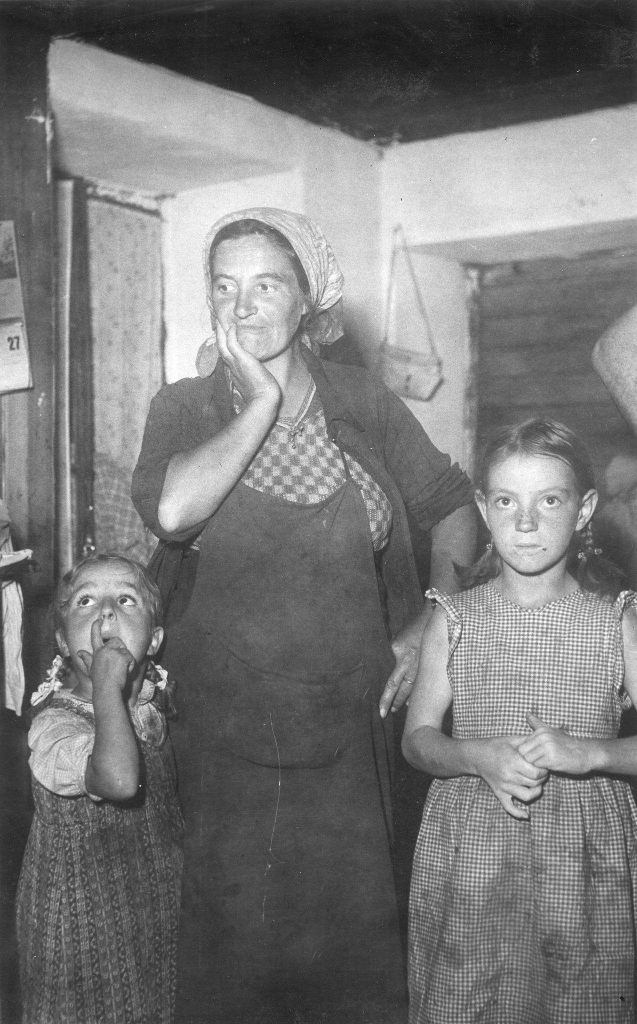 "Der Mutter wächst die Arbeit über den Kopf. Sie muss die Kinder schon hart zur Arbeit anhalten. Eine Wäsche besorgen ist aber für die Mädchen eine viel zu schwere Arbeit."