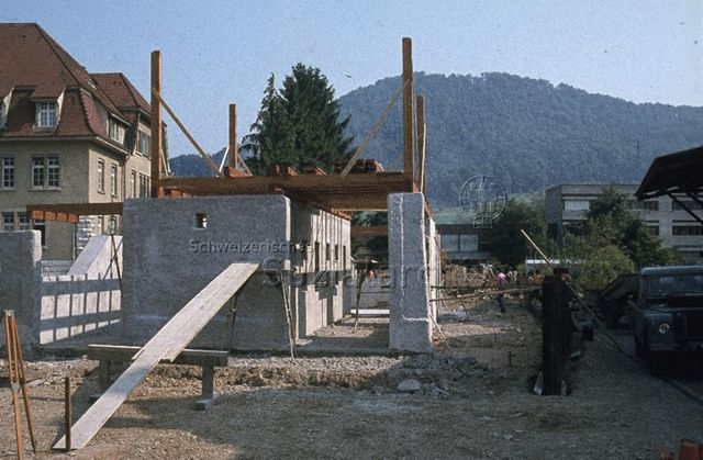 "Spielaktion Lausen" - Gebäude im Bau; um 1975