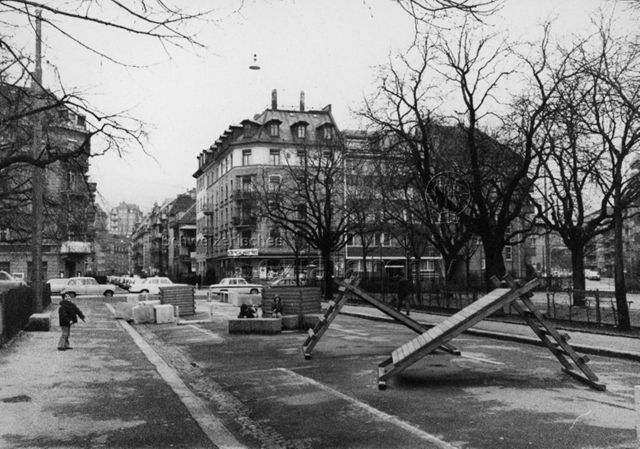 "Spielstrasse Aegerten-/Erlachstrasse, provisorisch", Zürich - Hütten, Kletterbrücken; 1974
