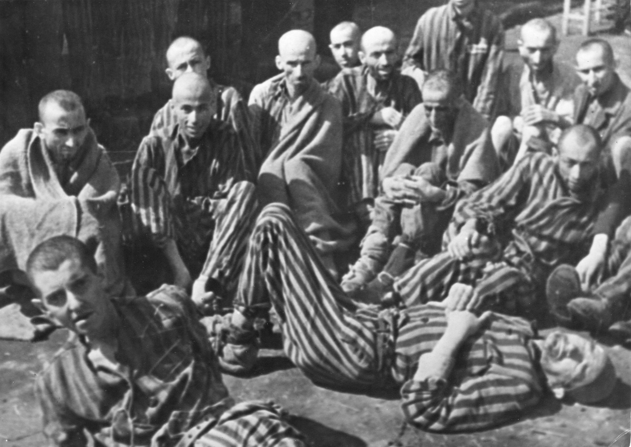 "Teresin [Terezin, Tschechien], groupe de prisonniers après la libération du camp" [Konzentrationslager Theresienstadt], um 1950 (Nachkriegszeit)