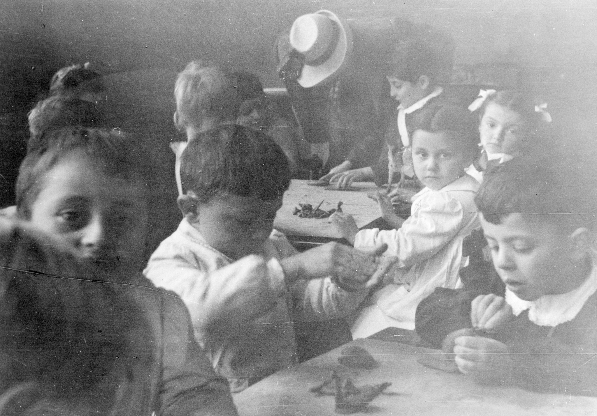 "Milano, Januar 1946. L'Asilo italo-suisse"; Kinder spielen mit Knetmasse