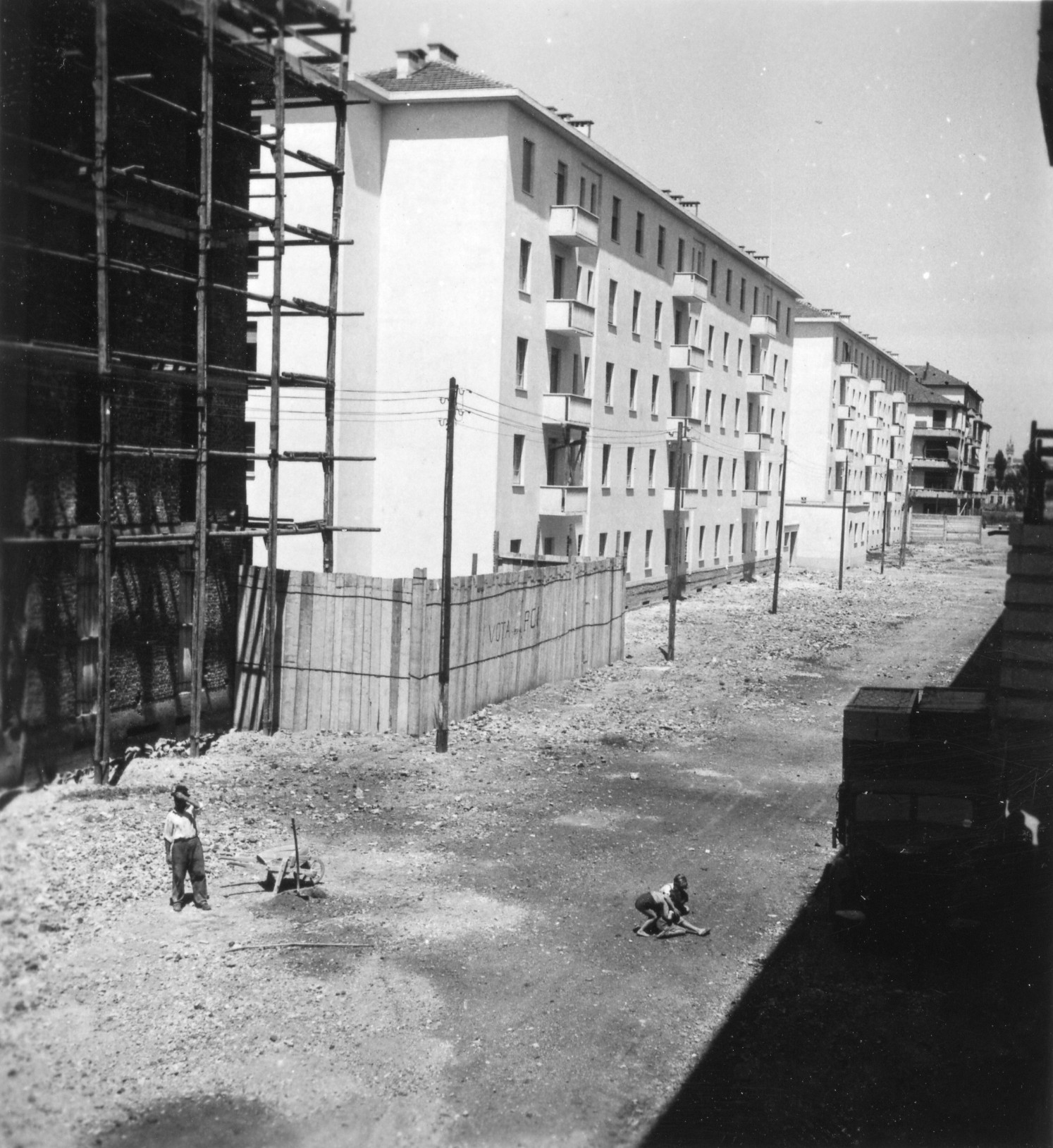 "Milano, Sommer 1946. AERMO-Möbelverteilung und Innenaufnahmen. Die Neubauten sind in aller Eile aufgebaute Mietskasernen (Case Popolari) für Ausgebombte."; Aussenansicht von neuen Häusern