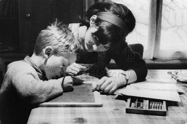 "Praktikantinnenhilfe - Den Kindern bei den Aufgaben helfen, ihnen dann und wann Geschichten erzählen, mit ihnen singen und spielen - alles das gehört zum Aufgabenbereich der Praktikantin und wird von der Familie freudig und dankbar angenommen"; um 1965
