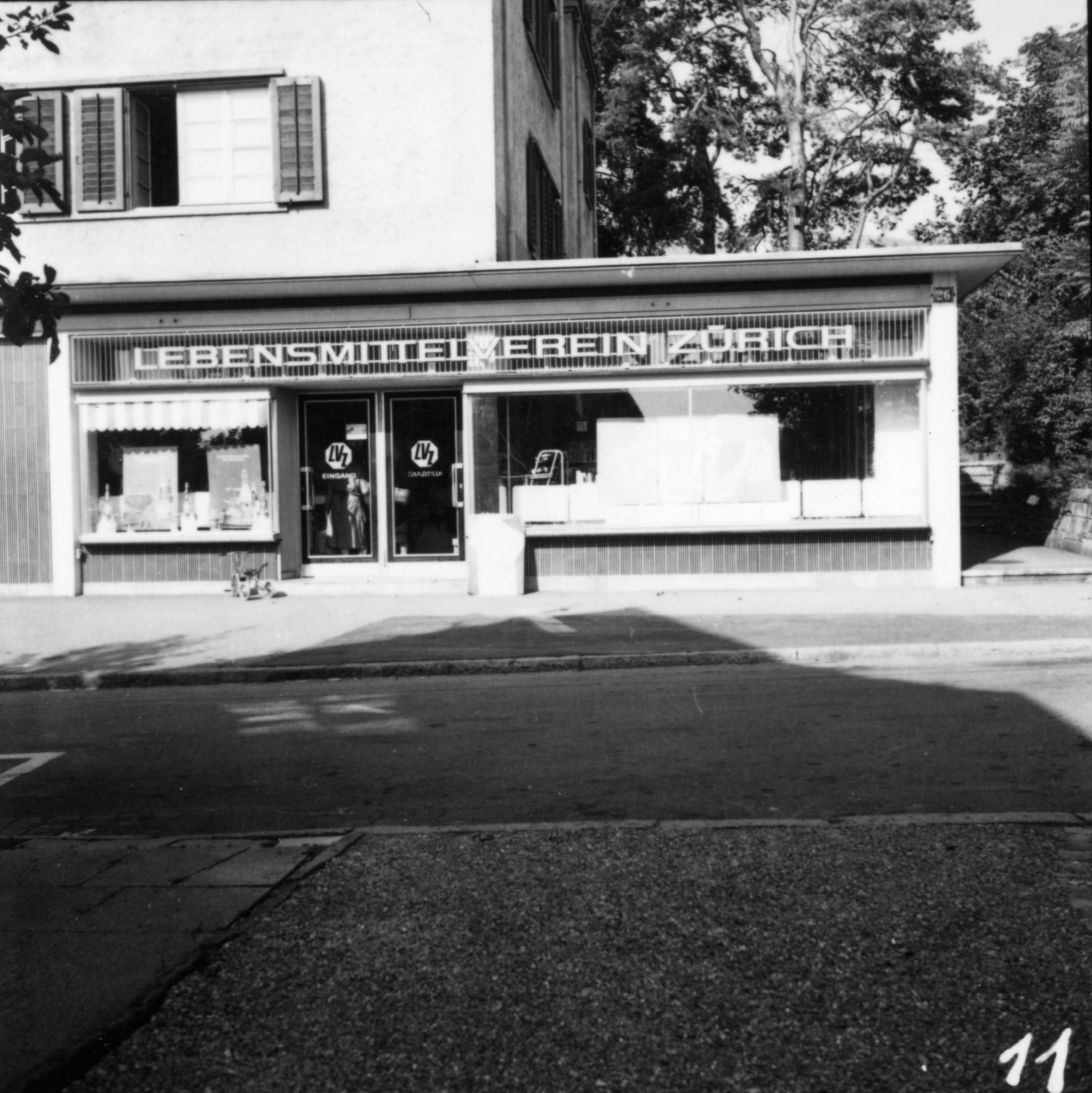 Laden des Lebensmittelvereins Zürich beim Entlisberg in Zürich: Aussenansicht