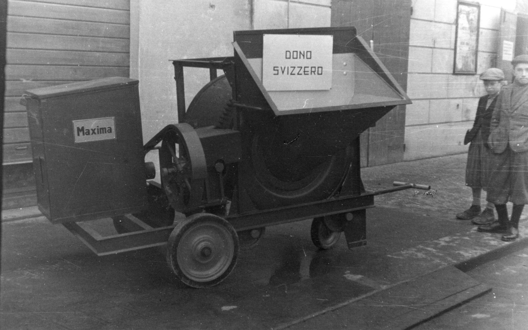 "Italien, März 1946. Eine Betonmischmaschine die wir geliefert haben."