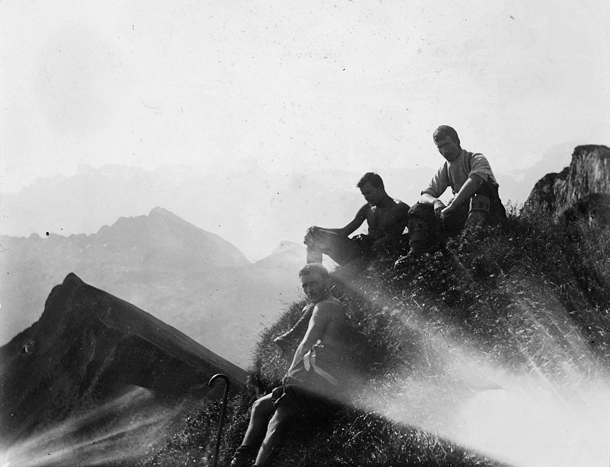 Auf dem Diethelm (?) Blick Glärnisch - Wandervögel sitzen auf einem Gipfel (1910)