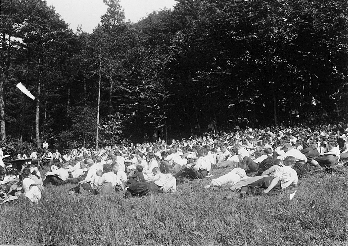 Wandervogel-Landsgemeinde in Biberstein bei Aarau - Versammelte Wandervögel (vermutlich während der Verhandlungen) (1918)