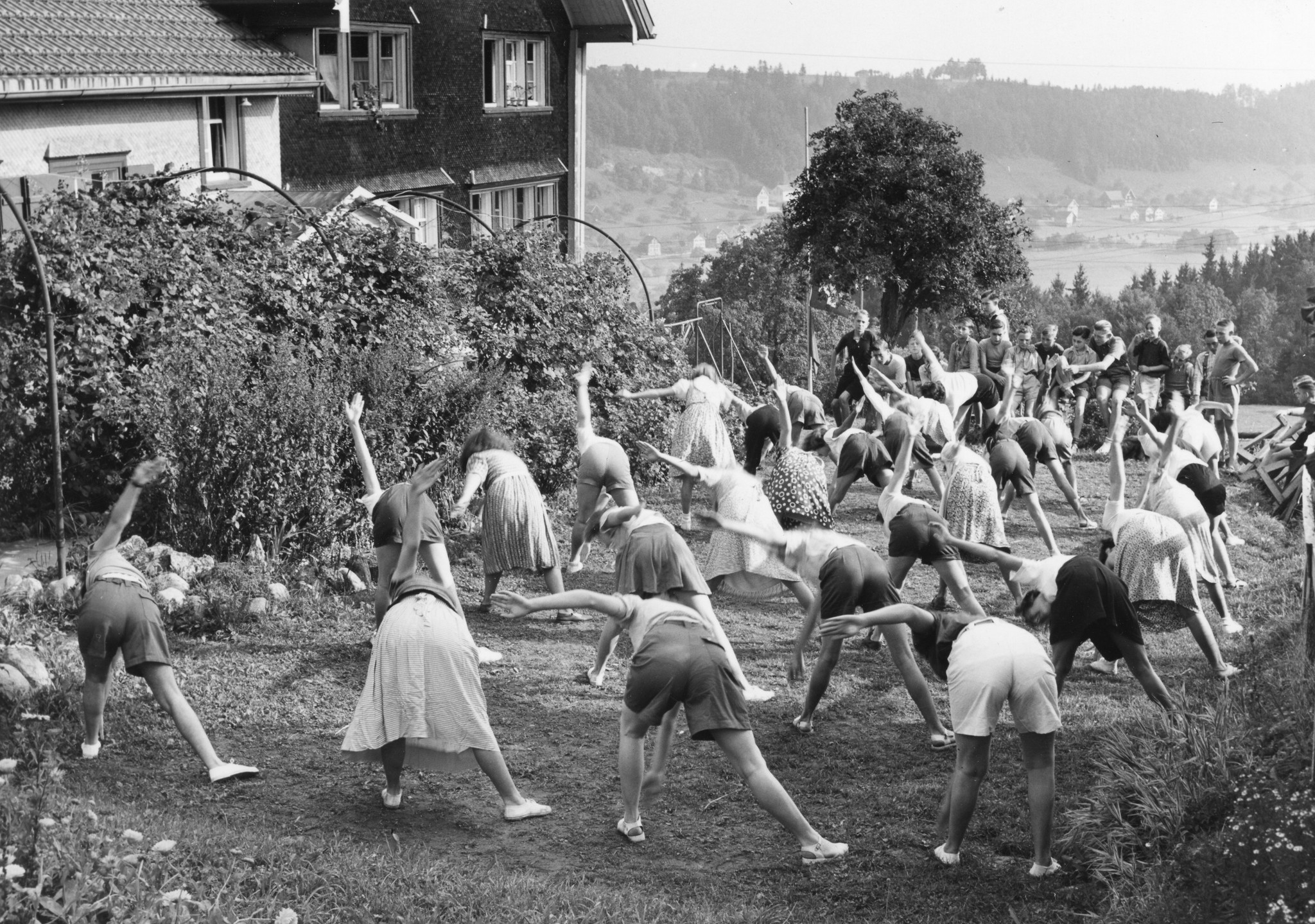 "Friedberg, Grub App. Belgierkolonie, Sommer 1950", Kinder machen Turnübungen auf der Wiese