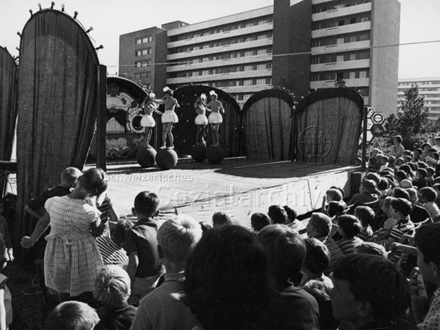 "Freizeitanlage", Zirkus - Vier Jugendliche balancieren an einer Vorführung auf Bällen; um 1970