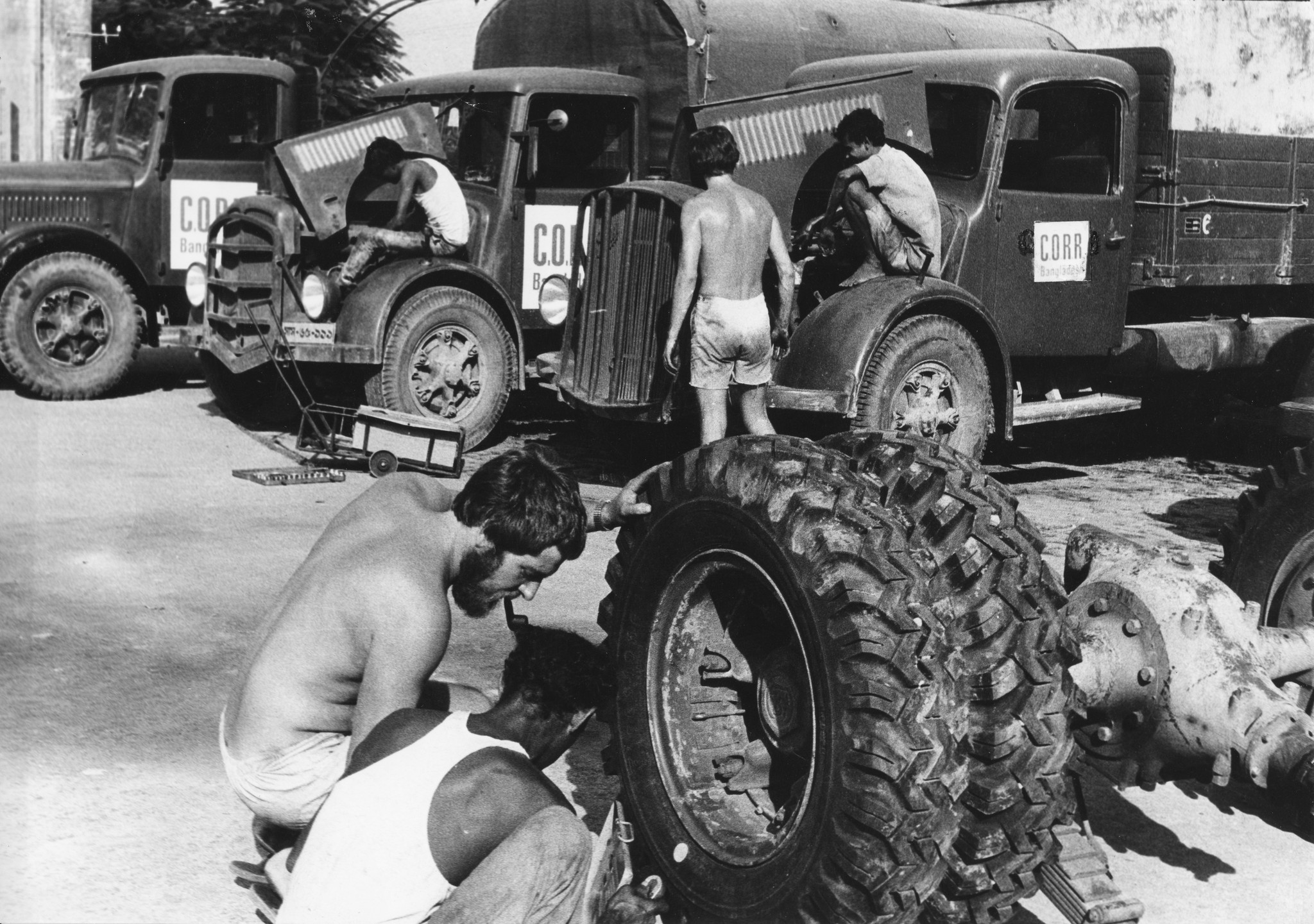 "Bangladesh: Swiss Truck Team Oktober 1972"; Schweizer Fachmann hilft einem Einheimischen bei der Fahrzeugwartung