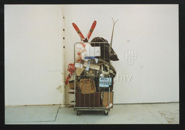 Nach der Performance, Gruppe GMAM (München/Berlin), Utensilien in Gitterwagen