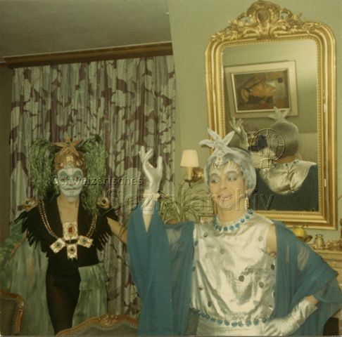 Foto aus Nachlass von Werner Dietrich - Fasnacht bei Bruno Hotz, Färberstrasse 30, Röbi Rapp (rechts) und Ernst Ostertag als Meeresgeschöpfe- ca. 1965