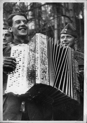 Album Alfred Brauchli, Teil 1/3: 699 Tage Aktivdienst 1939-1945 als Sanitätssoldat bei der Sanitätskompanie I/​7, Thurgau: - drei Soldaten im Wald, Handorgel