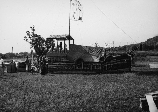 "Spielaktion Winterthur" - Kinder beim Spielen, Holzschiff; 1976