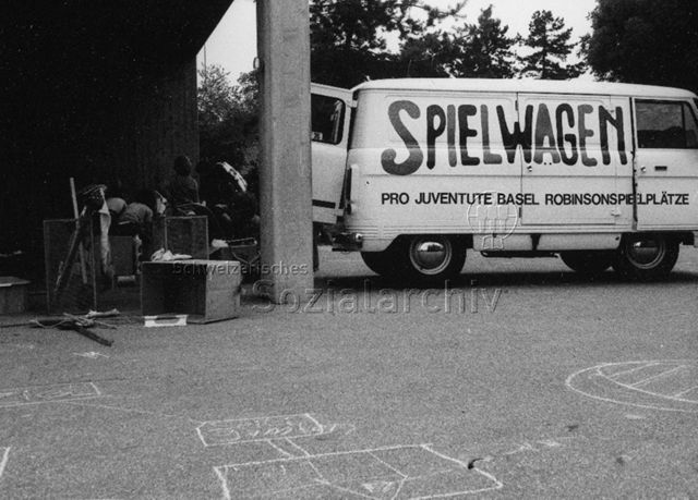 "Spielwagen Basel, Schulhaus Vogelsang"; 1976