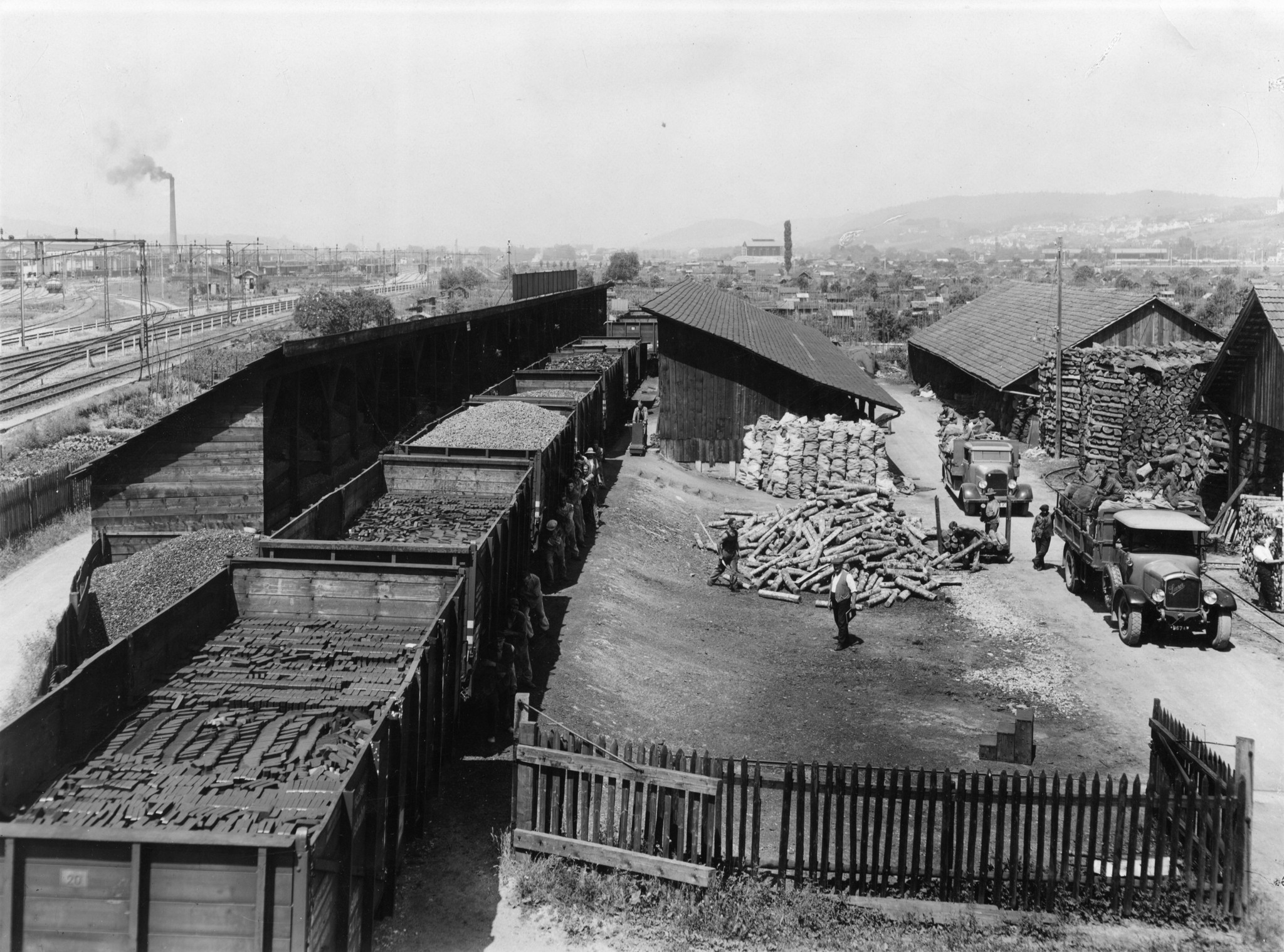 Eisenbahnwaggon im Holzlager des Lebensmittelvereins Zürich an der Turbinenstrasse