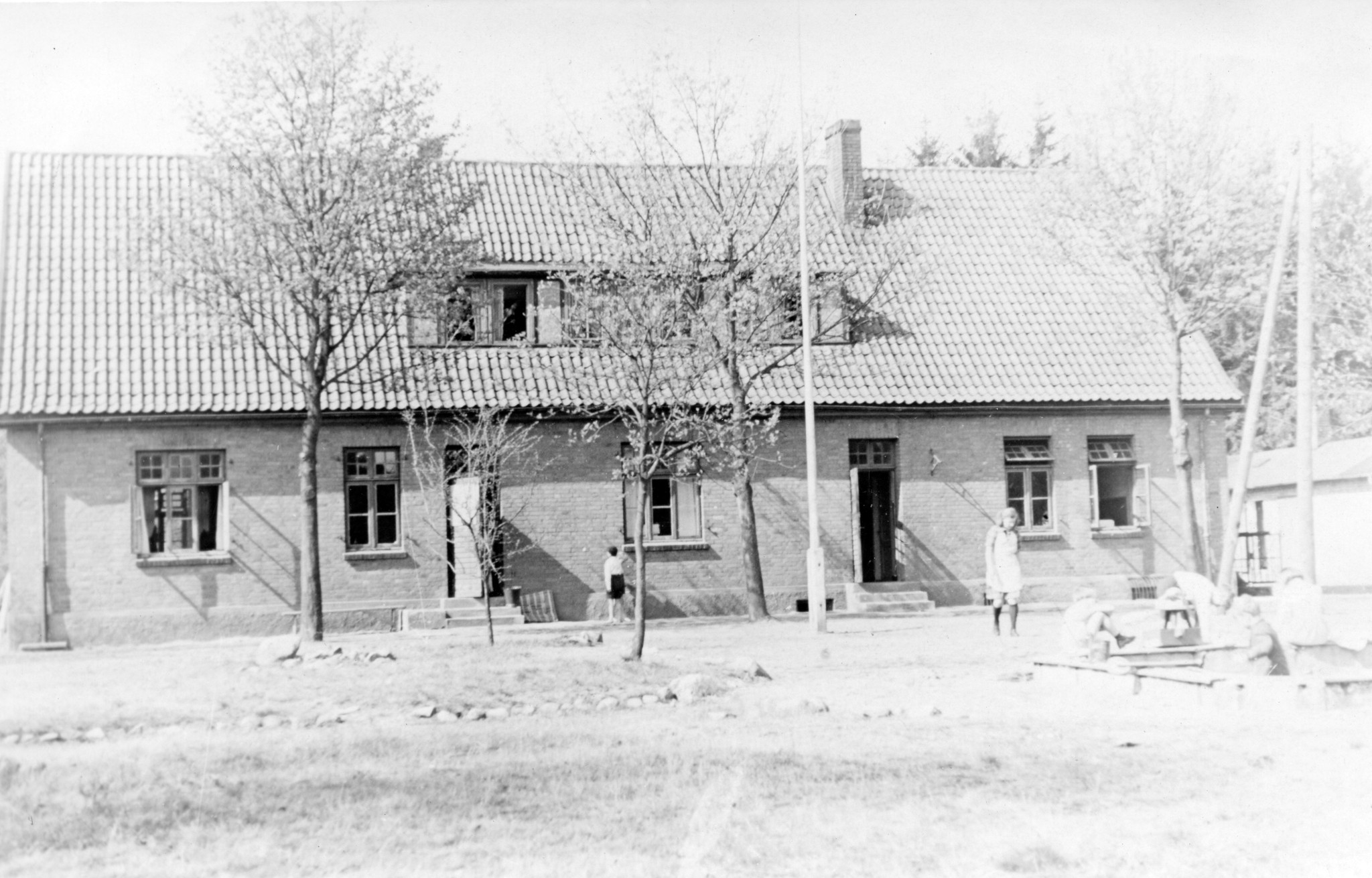 "Kinderheim Steinbek bei Hamburg 1946; Kinder ehemaliger politischer Häftlinge: Steinbeker Grund, Steinbek bei Buchholz, Kreis Hamburg"; Hausansicht