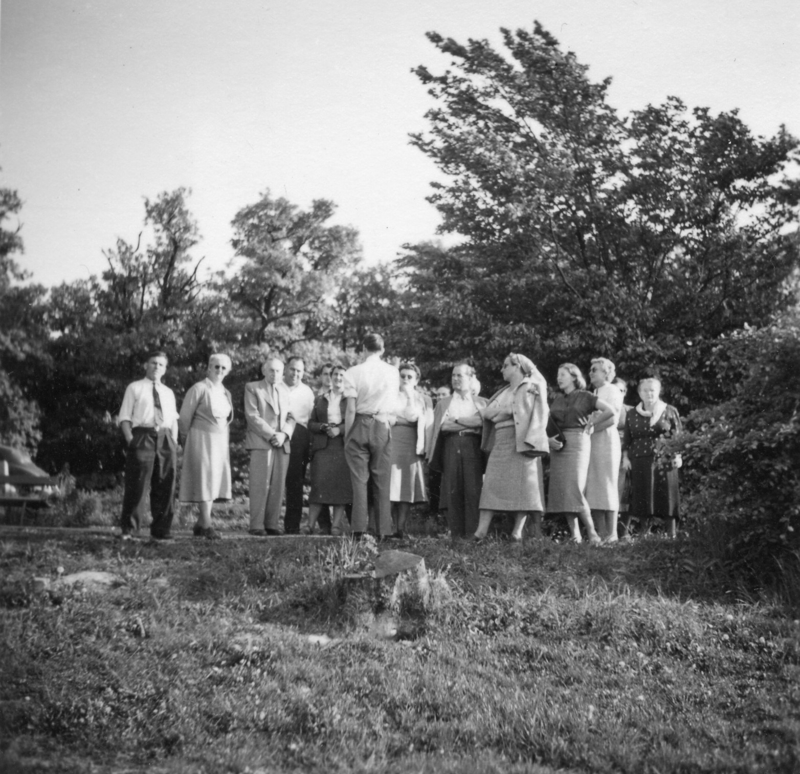 Sammellager im Haus des SMUV Sierre-Aktion zugunsten notleidender Gewerkschafter 1951; eine Gruppe von Personen auf einer Wiese stehend