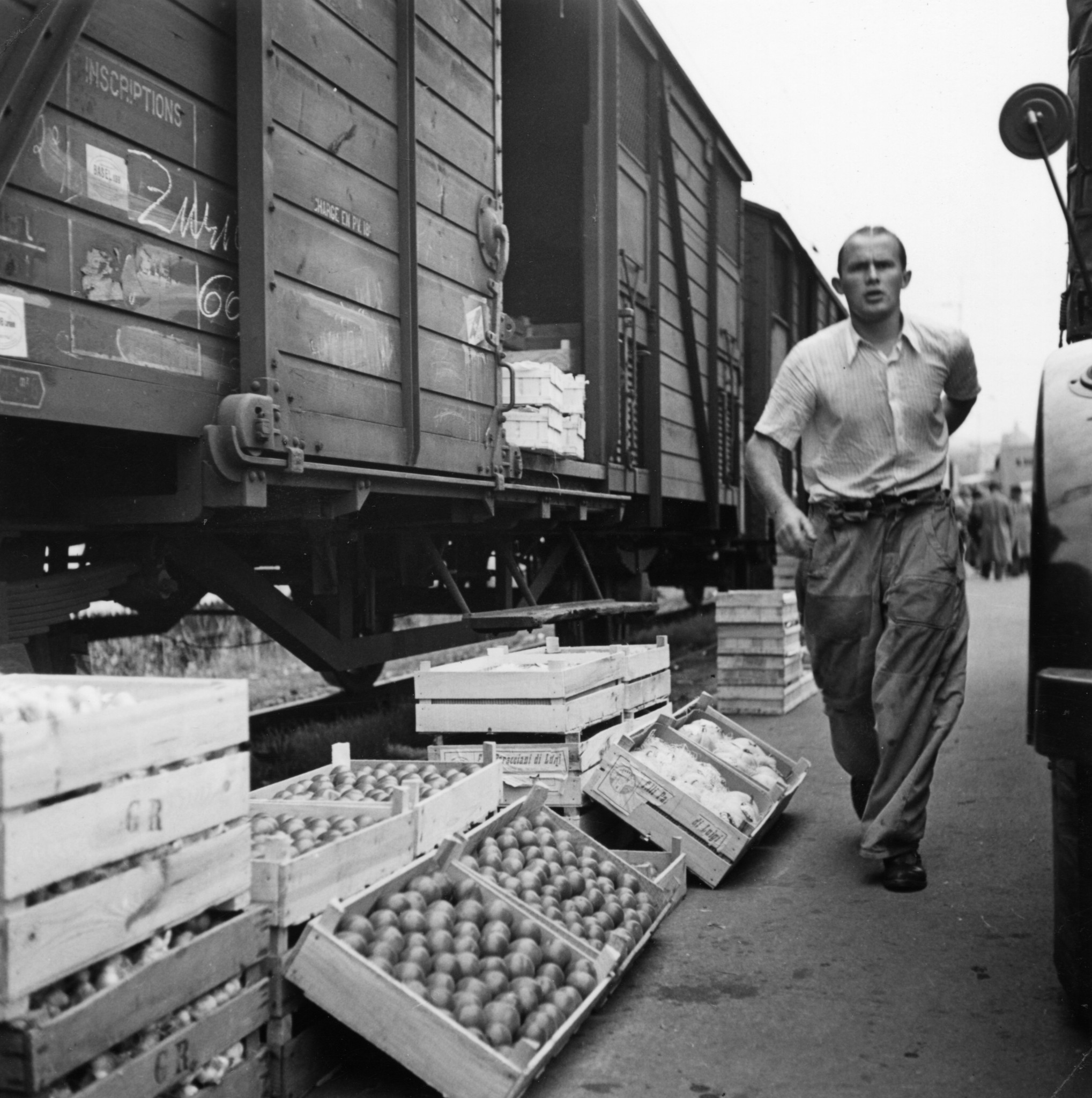 Verladen von Kisten mit Früchten in einen Eisenbahnwaggon