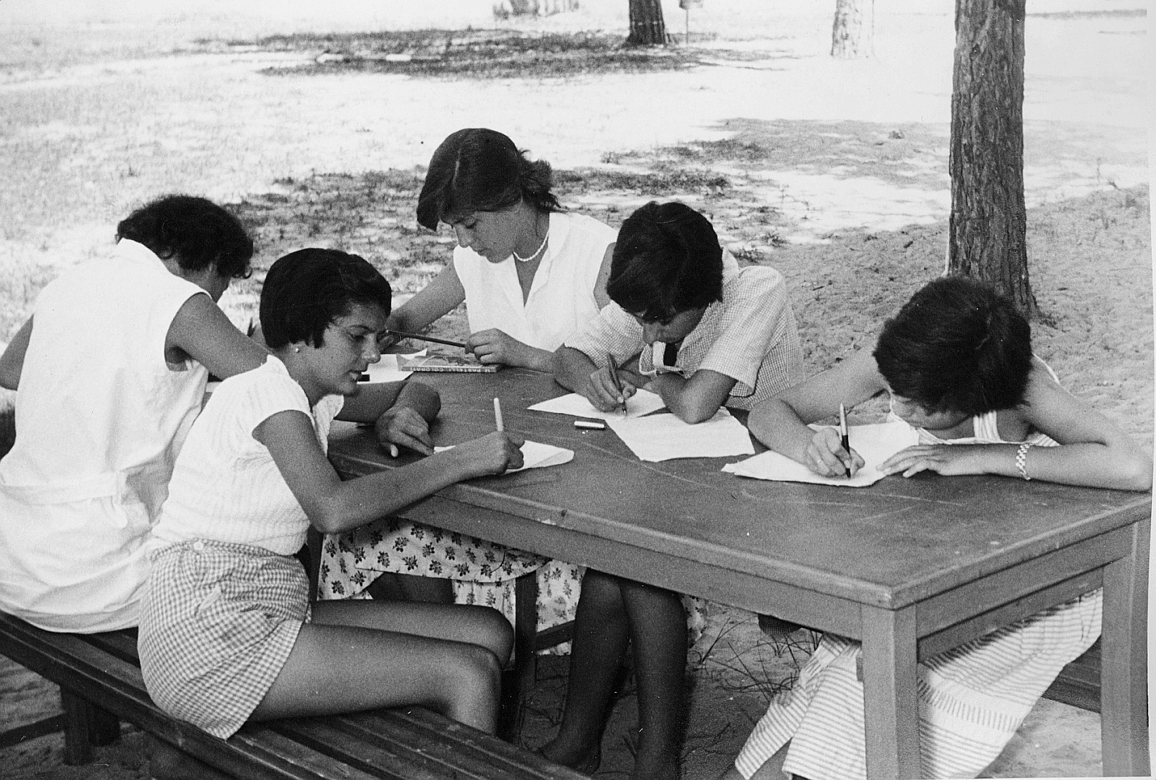 Internationales Kindertreffen in Cervia, Sommer 1958; fünf Mädchen an tisch sitzend und schreibend