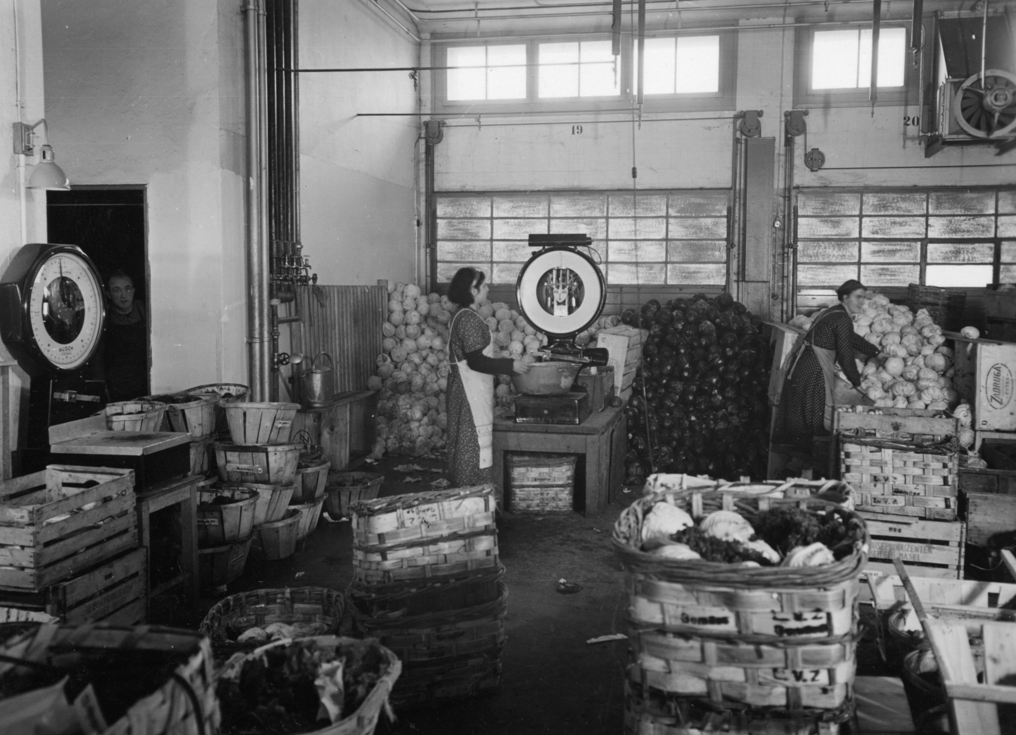 Frauen rüsten Gemüse in einer Lagerhalle