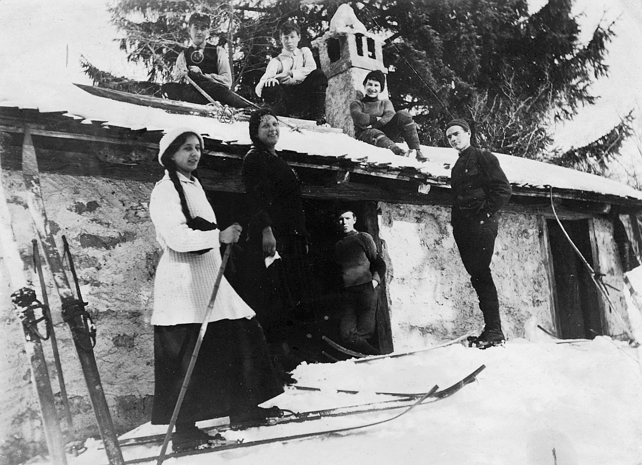 Skiausflug nach dem Schoberg der Wandervogelortsgruppe Biel - Gruppenporträt der Wandervögel, zum Teil mit den Skis, vor einer Hütte